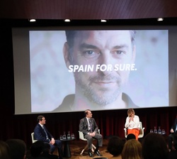 Lanzamiento de la campaña "Spain for Sure", con los embajadores de la Marca España al fondo